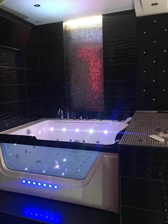 Le Cabaret Vip Spa Lyon Bagian luar foto